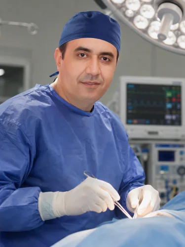 دکتر اکبر اعتمادی جراح بینی گوشتی در تهران در اتاق عمل